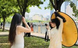Lá xanh đã thay lá vàng, 'con đường mùa thu' giữa lòng TP.HCM vẫn níu chân bạn trẻ