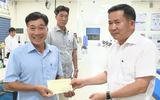 Ông Đinh Văn Nơi trao 100 triệu đồng động viên cán bộ đặc khu Phú Quốc xử lý hồ sơ đất đai
