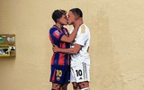 Bức tranh Yamal hôn Mbappe gây náo loạn trước trận El Clasico