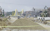 Nhà thầu bị phạt 300 triệu đồng, đường nối cầu qua sông Hương vẫn chậm tiến độ