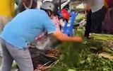 Trúng độc đắc 5 tờ vé số, chủ sạp rau quả ở Cà Mau 'xả giàn' cho ai cần thì lấy 