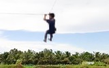 Địa phương thông tin về đoạn video một người đu theo dây diều ở An Giang