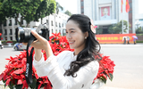 Bạn trẻ Hà Nội xuống phố chụp ảnh mừng Ngày Giải phóng Thủ đô