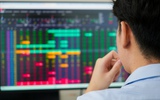 VN-Index giằng co quanh 1.880 điểm, một cổ phiếu ngân hàng bất ngờ tăng trần 9%