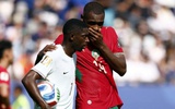 Diop che miệng nói chuyện với Dembele, CĐV Morocco thót tim
