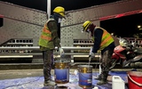 Xuyên đêm ‘làm đẹp’ cho cây cầu biểu tượng xứ Huế 