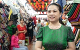 Thương nhân treo bảng giảm giá, xúng xính áo bà ba, áo dài mừng chợ Tân Định tròn trăm tuổi