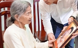 Xúc động giây phút những người vợ, người con nhận di ảnh liệt sĩ được phục dựng