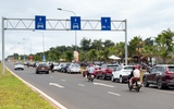 Ô tô đậu kín làn xe máy trên đại lộ Võ Nguyên Giáp ở Đắk Lắk