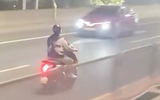 Thanh niên lao xe máy ngược chiều, tông trực diện ô tô ở vành đai 3 trên cao