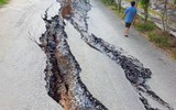Đường nhựa liên xã bỗng nhiên nứt toác, sụt lún khiến địa phương phải phong tỏa tạm thời