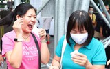 Hành khách bất ngờ khi đi xe buýt miễn phí, còn được bốc thăm trúng phiếu mua hàng