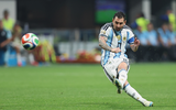 'Điểm yếu' của Messi là… đá phạt đền