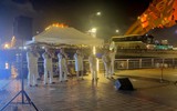 Ban nhạc tàu sân bay Mỹ biểu diễn ‘Việt Nam ơi’ bên cầu Rồng
