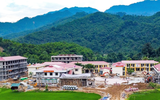 Hàng trăm công nhân làm ngày đêm xây trường nội trú vùng biên Thanh Hóa
