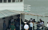 Trực tiếp: Người thân đón ngư dân sống sót thần kỳ sau 96 giờ trôi dạt trên biển 