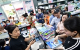 Phụ huynh TP.HCM tất bật mua sách giáo khoa cho con vào năm học mới