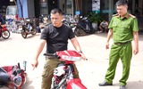 Khởi tố, bắt tạm giam người đạp ngã chồng cũ của bạn gái khi đang chạy xe