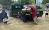 Đường phố thành ‘sông’, người dân đẩy xe tải chết máy qua biển nước ở Nghệ An