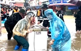 Công an, quân đội giúp dân chạy lũ do bão số 4