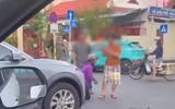 Xác minh clip người phụ nữ đi xe máy quỳ van xin chủ ô tô sau va quẹt ở Nha Trang 