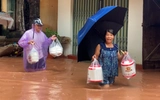 Nước lũ sông Kỳ Cùng dâng nhanh, người dân Lạng Sơn thức trắng đêm dọn đồ 