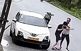 Người đàn ông chặn đầu taxi, đánh tài xế đã bị công an mời làm việc