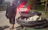 Video người đàn ông kéo xe bò trộm sắt tại công trường quốc lộ 14B