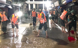 Quân đội, công an trắng đêm làm sạch chợ Giếng Vuông giúp tiểu thương sớm trở lại buôn bán