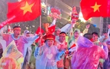 Cổ động viên TP.HCM đội mưa tiếp lửa cho tuyển Việt Nam ở chung kết ASEAN Cup 2026