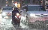Trực tiếp: Nhiều tuyến đường tại Hà Nội ngập sâu do mưa lớn giờ tan tầm