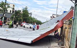 Gió Lào giật bay mái tôn, xe tải 'đỡ' giúp người đi đường