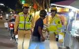 Video người đàn ông đấm cảnh sát giao thông khi bị yêu cầu đo nồng độ cồn