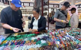 Thủy thủ tàu sân bay Mỹ nếm nước mắm cá cơm, mua nhiều vòng tay mang về nước