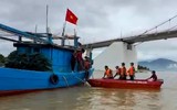 Thanh niên nhảy cầu Thuận Phước đúng lúc bộ đội đang tập lái ca nô cứu hộ