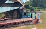 Ba sà lan mắc kẹt ở trụ cầu Mỹ Chánh: 1 chiếc trôi đi, sớm trục vớt 2 chiếc còn lại, hiện tàu hỏa vẫn qua cầu 