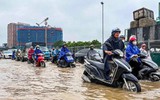 Video nhiều tuyến phố ngập, xe cộ kẹt cứng sau mưa lớn suốt đêm ở Hà Nội 