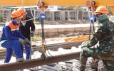 Cận cảnh lắp đặt những đoạn ray đầu tiên tuyến tàu điện đô thị ở Phú Quốc