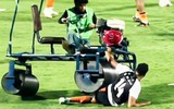 Cựu sao Ngoại hạng Anh gặp ‘tai nạn giao thông’ hi hữu trên sân cỏ Thái Lan