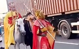 Bất ngờ với lý do 4 'thầy trò Đường Tăng' cưỡi ngựa, đi bộ trong làn ô tô ở TP.HCM