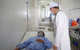 Người đàn ông bị 2 thanh sắt đâm xuyên qua đùi và bụng