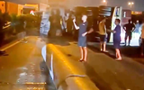 Video hiện trường xe chở cọc bê tông lật đổ xuống đường gây ùn tắc quốc lộ 5 ở Hải Phòng