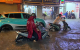 Mưa lớn chiều tối, nhiều tuyến đường TP.HCM thành 'sông'