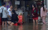 Quán bún riêu nước ngập tới đầu gối, khách vẫn lội nước tới ăn như chưa có... triều cường