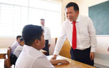 Ông Đinh Văn Nơi trao 50 triệu đồng và 2.000 quyển tập cho học sinh khó khăn vùng biên giới