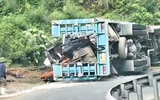 Hiện trường xe tải chở máy múc đè chết hai vợ chồng đi xe máy, 3 người bị thương 