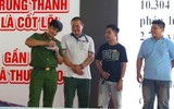 Công an dùng bột mì mô phỏng cảnh 'xào ke' hướng dẫn công nhân phòng ngừa ma túy
