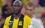 Ronaldo cũng phải bật cười với hành động của chính mình