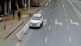 Chó 'lái' ô tô đâm rào chắn