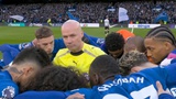Kỳ lạ: Trọng tài đứng giữa vòng hội ý của cầu thủ Chelsea